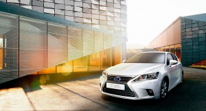 Lexus CT 200h é capaz de atingir potência total de 136 cavalos e rodar 19 km a cada litro de gasolina em ciclo urbano