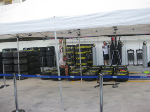 Engenheiros da Pirelli durante treinos para o GP do Brasil