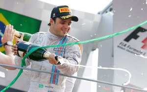 Massa sobre ao pódio no GP do Brasil e faz as pazes com a galera