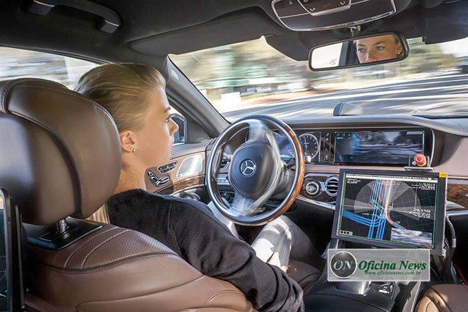 Daimler AG mostra tecnologia de veículos híbridos e direção autônoma