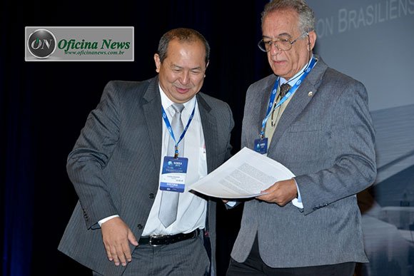 o presidente da AEA, Edson Orikassa, entregou uma carta aberta ao representante do ministro das Cidades, Ailton Brasiliense