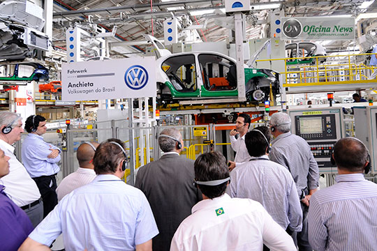 Associados do Sindipeças visitam fábrica da Volkswagen
