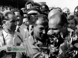 Moss e Fangio: celebração contida no GP da Inglaterra de 1955 (Foto F1 fanatics.co. uk)