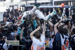 Após a quarta vitória, Rosberg ensaia correr para o abraço (Foto Mercedes)