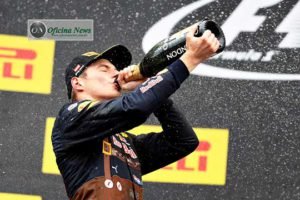 Aos 18 anos Max Verstappen já está se acostumando a tomar champanhe. Foi segundo e quase venceu (Foto Red Bull/Getty Images)