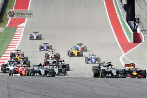 Ricciardo (por dentro) largou bem e se infiltrou entre os dois Mercedes (Foto Red Bull)