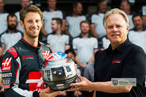 Gene Haas (D) prefere pilotos experientes como Grosjean, que completou 100 GPs em Austin (Foto HaasF1)