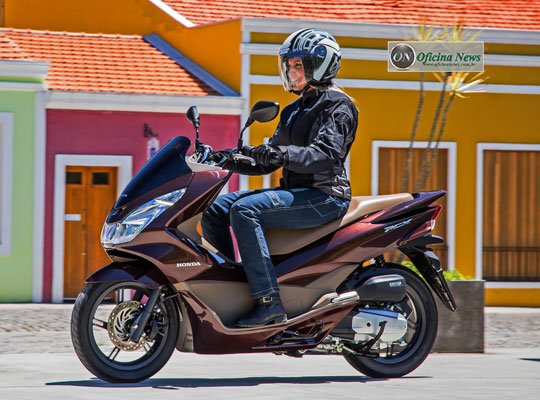 Honda lança scooter PCX com visual mais sofisticado