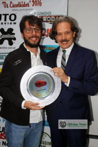 Daniel Simonetti (Fiat) recebe prêmio de João Euclides, do Jornal da Savassi