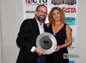 Carol Vilanova, da Revista Oficina News, premia Erick Boccia, pelo melhor sedã: Toyota Corolla