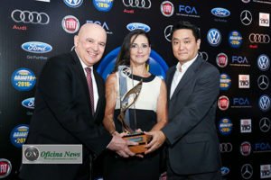 Célia Murgel entrega o prêmio de melhor carro do ano para a Volkswagen
