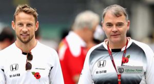 Button e Redding em passado recente. A flor indica uma tradicional campanha beneficente da Inglaterra (Foto McLaren)