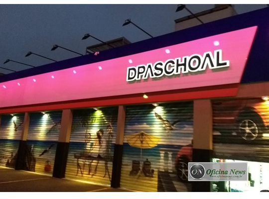 DPaschoal ilumina fachada de Smart Store de cor-de-rosa