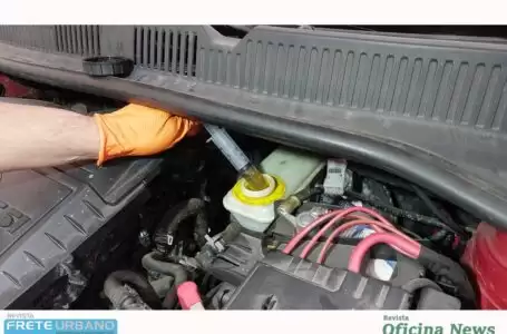 Troca do cilindro mestre deve incluir o reservatório e o fluido de freio