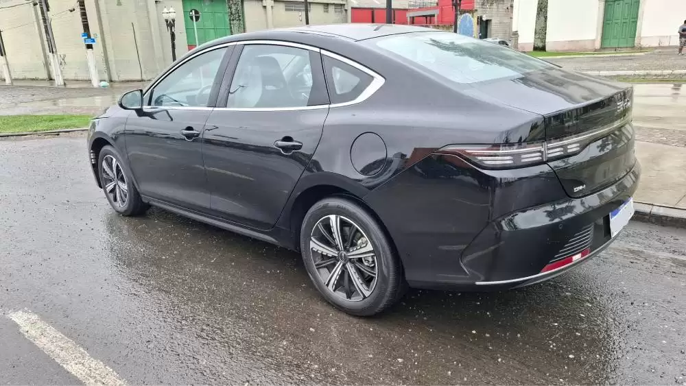 BYD King: híbrido plug-in combina motor 1.5 turbo e elétrico