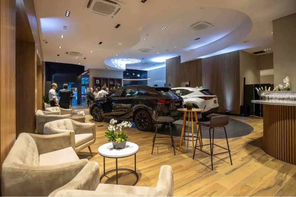 Lexus Collection JK inaugura concessionária com oficina premium