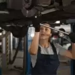 Mulheres que aceleram o motor da reparação automotiva